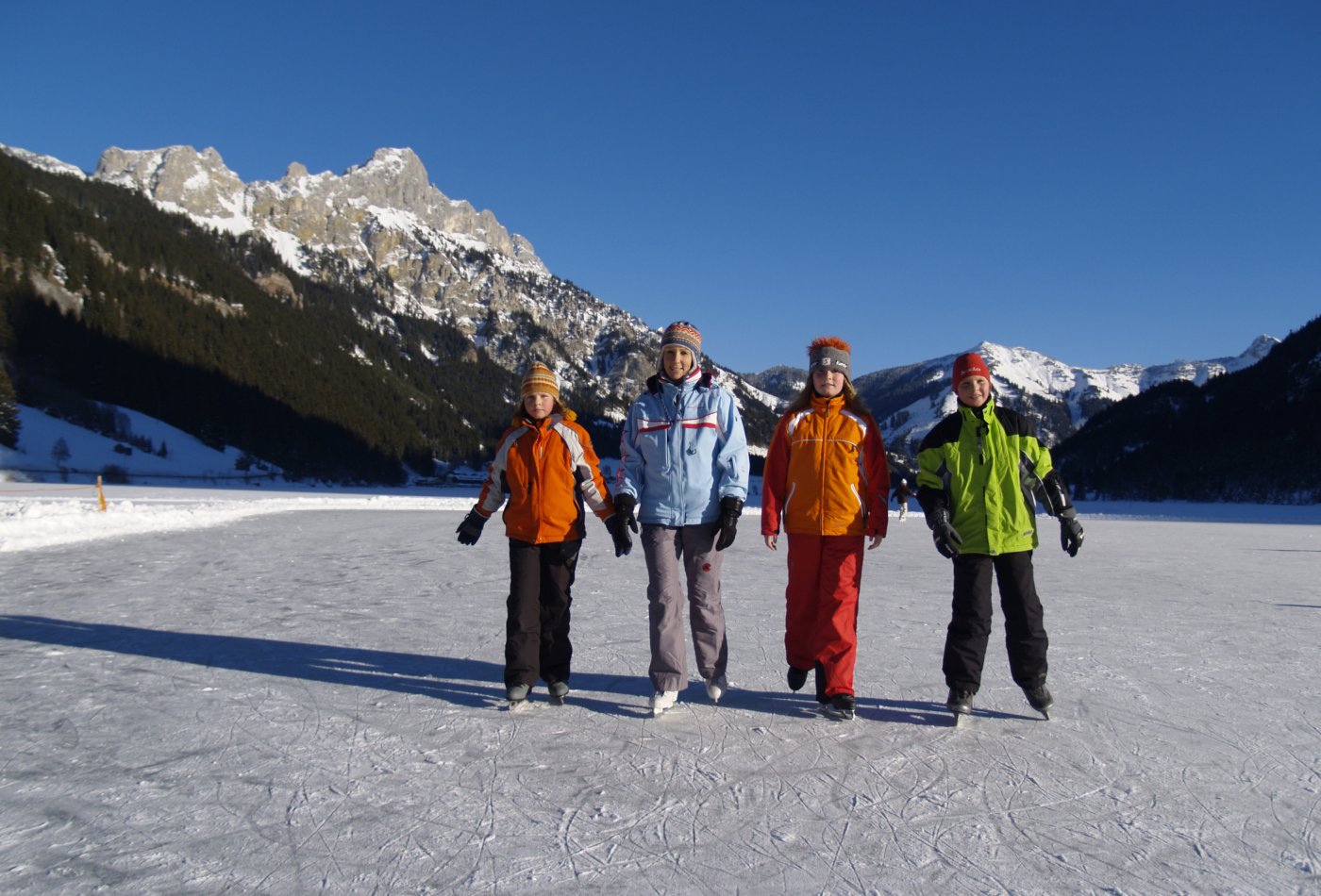 c_tvb_tannheimer_tal_eislaufen_am_haldensee_01.jpg c_tvb_tannheimer_tal_eislaufen_am_haldensee_01.jpg